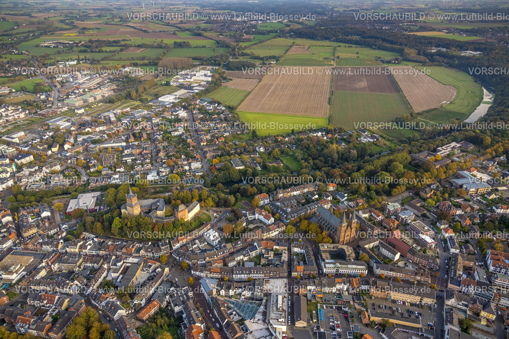 Kleve241014757 | Luftbild, Schwanenburg, historische Sehenswürdigkeit, Wohngebiet Innenstadt und Stadthalle, kath. Stiftskirche St. Mariae Himmelfahrt, rechts Kreishaus Kleve Kreisverwaltung Bezirksverwaltung und Prinz-Moritz-Park mit Fluss Kermisdahl, landwirtschaftliche Flächen, Kleve, Niederrhein, Nordrhein-Westfalen, Deutschland