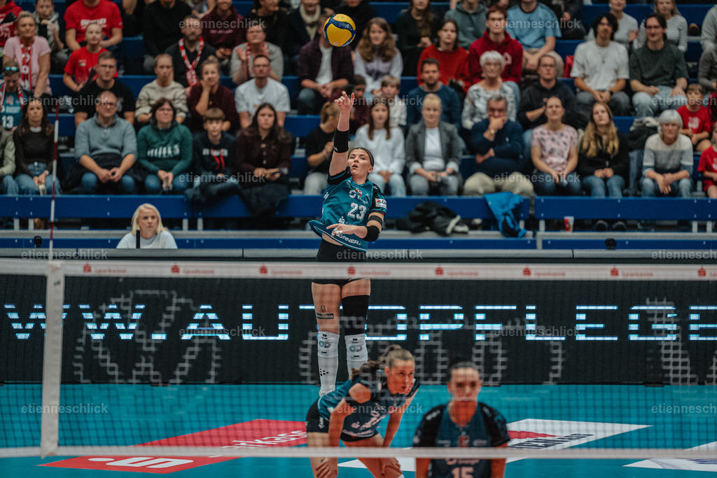 Dresdner SC - Binder Blaubären TSV Flacht, DEKRA 1. Bundesliga Frauen, Volleyball | Im Bild: Aufschlag Mackenzie Foley (23, Dresdner SC)24.10.2026, Dresdner SC -  Binder Blaubären TSV Flacht, DEKRA 1. Bundesliga Frauen, Volleyball, Deutschland, Dresden, Cyberport Arena