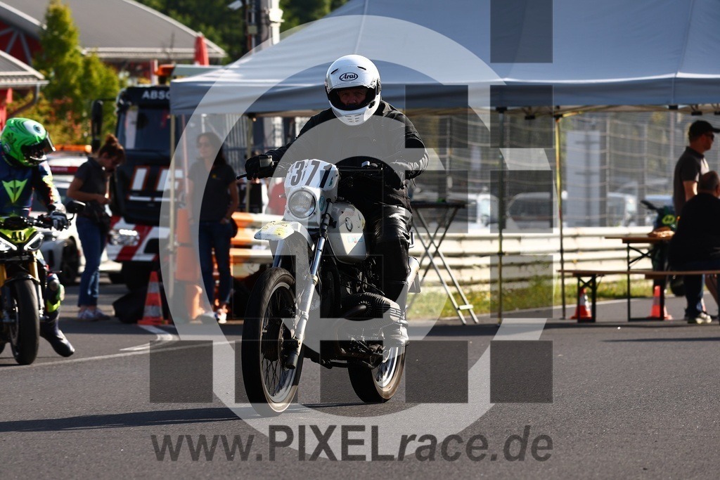 0371-20250813_00876 | Schöne Erinnerungen an spannende Momente - das festzuhalten ist unser Job. PIXELrace.de ist seit 2003 auf den Rennstrecken Europas unterwegs um die Action draußen beim Fahren und die wunderbare Stimmung imm Fahrerlager für euch einzufangen.