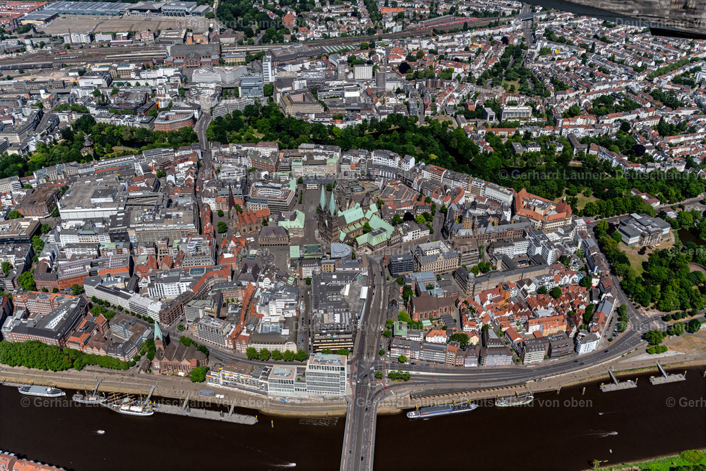 4029629 | BREMEN 01.06.2020 Altstadtbereich- Insel und Innenstadtzentrum am Ufer des Flußverlaufes der Weser im Ortsteil Mitte in Bremen, Deutschland. Weiterführende Informationen bei: Stadt Bremen,  WFB Wirtschaftsförderung Bremen GmbH,  swb AG. // Old Town area and city center in the district Mitte in Bremen, Germany. Further information at: Stadt Bremen,  WFB Wirtschaftsfoerderung Bremen GmbH,  swb AG. Foto: Gerhard Launer