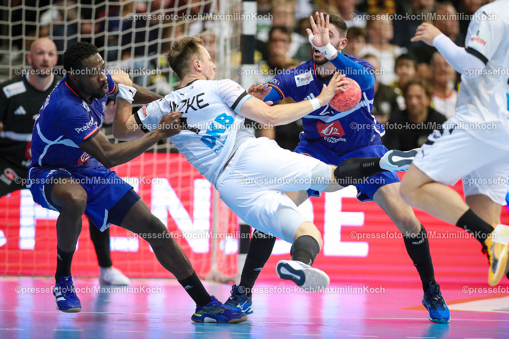 DHB13072402018 | 13.07.2024, Handball, Länderspiel Herren, Dortmund, Westfalenhalle, DHB, Olympia Vorbereitung, Deutschland - Frankreich: Luca Witzke (GER) gegen Dylan Nahi (FRA) und Ludovic Fabregas (FRA)