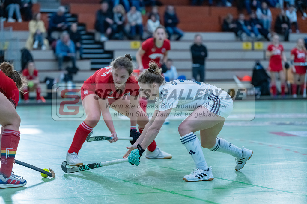 HK_20231217_107683 | 1. Bundesliga Damen Crefelder HC - Düsseldorfer HC  am 17.12.2023 Sporthalle Glockenspitz, Krefeld , Schneider Johanna ( Crefelder HTC #14 ) , Maike Schaunig ( Düsseldorfer HC #21 )