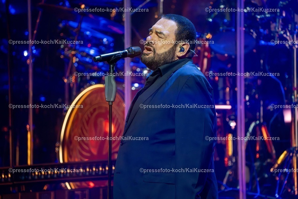 KKU06022501007 | 25.01.2025, xkkux, Düsseldorf, Die Band Alphaville performt bei ihrem Konzert Forever! LIVE Best of 40 Years in der Mitsubishi Electric HALLE. Im Bild Sänger und Frontman Marian Gold