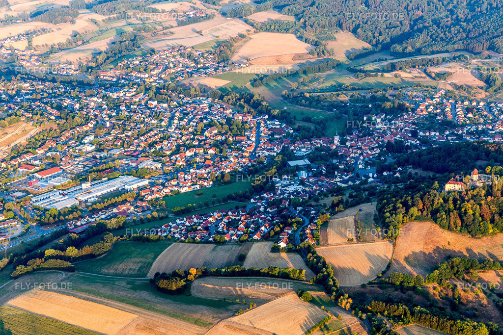 Ortsansicht der Straßen und Häuser der Wohngebiete in der von Bergen umgebenen Tallandschaft (Odenwald) | Luftbild: Ortsansicht der Straßen und Häuser der Wohngebiete in der von Bergen umgebenen Tallandschaft (Odenwald) in Reichelsheim im Bundesland Hessen in Deutschland. Foto: IMG_109428.jpg vom 31.07.2018 durch Werner Riehm/FLY-FOTO.de - Realisiert mit Pictrs.com