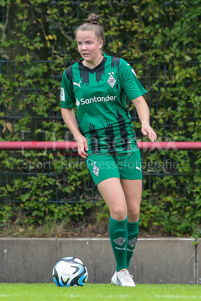 Fussball, 2. Frauen-Bundesliga, Hamburger SV - Borussia Möchengladbach | v.li.: Emily Tichelkamp (Borussia Mönchengladbach, 7) Freisteller, Einzelbild, Ganzkörper, Aktion, Action, Spielszene, DIE DFB-RICHTLINIEN UNTERSAGEN JEGLICHE NUTZUNG VON FOTOS ALS SEQUENZBILDER UND/ODER VIDEOÄHNLICHE FOTOSTRECKEN. DFB REGULATIONS PROHIBIT ANY USE OF PHOTOGRAPHS AS IMAGE SEQUENCES AND/OR QUASI-VIDEO.