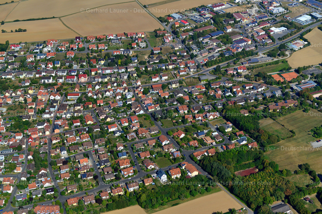 3650563 | EISINGEN 13.09.2016 Wohngebiet - Mischbebauung der Mehr- und Einfamilienhaussiedlung  in Eisingen im Bundesland Bayern, Deutschland // Residential area - mixed development of a multi-family housing estate and single-family housing estate  in Eisingen in the state Bavaria, Germany Foto: Gerhard Launer