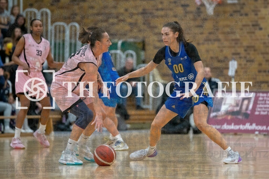 GER, Eisvoegel USC Freiburg - Alba Berlin, Basketball, Toyota Damen Basketball Bundesliga, 6. Spieltag, Saison 2022/2023, 12.11.2022 | Mirna Paunovic (USC Eisvoegel Freiburg, #46) fuehrt den Ball vor Maggie Mulligan (Alba Berlin Frauen, #00)

GER, Eisvoegel USC Freiburg - Alba Berlin, Basketball, Toyota Damen Basketball Bundesliga, 6. Spieltag, Saison 2022/2023, 12.11.2022

Foto: THF Sport/Thomas Heß