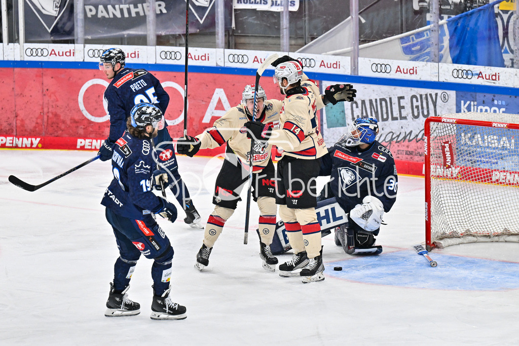 ERC Ingolstadt - Nuernberg Ice Tigers | Jubel der Gaeste nach dem Treffer zum 1-2 durch Cole MAER (Nuernberg Ice Tigers 14) / Tor / Torschuetze / Freude / Happy / DEL: ERC Ingolstadt - Nuernberg Ice Tigers, Saturn-Arena am 26.03.2025