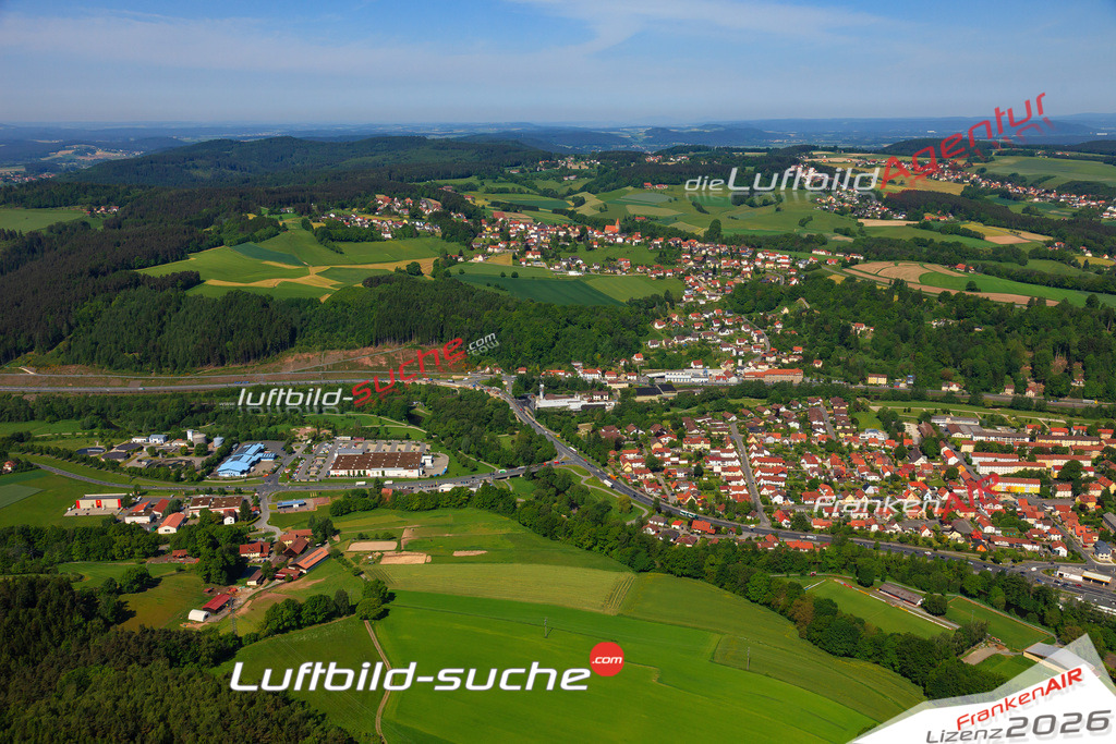 Die Luftaufnahme der Stadt Kronach wurde vom UL-Flugzeug heraus erstellt ( keine Drohne )- hohe Auflösung für beste Qualität