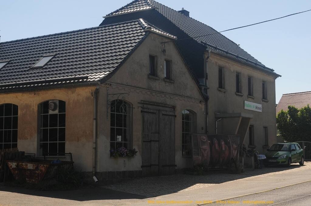 Geißmannsdorf-2026-Ortsbilder-693 | Geißmannsdorf bei Bischofswerda im Sommer 2026. Ein fotografischer Streifzug durch das Dorf Geißmannsdorf, mit Gebäuden, Straßen, Strohpuppen und geschmückten Vorgärten und Grundstücken anlässlich der 800-Jahr-Feier von Geißmannsdorf im Juni 2026 - Realisiert mit Pictrs.com