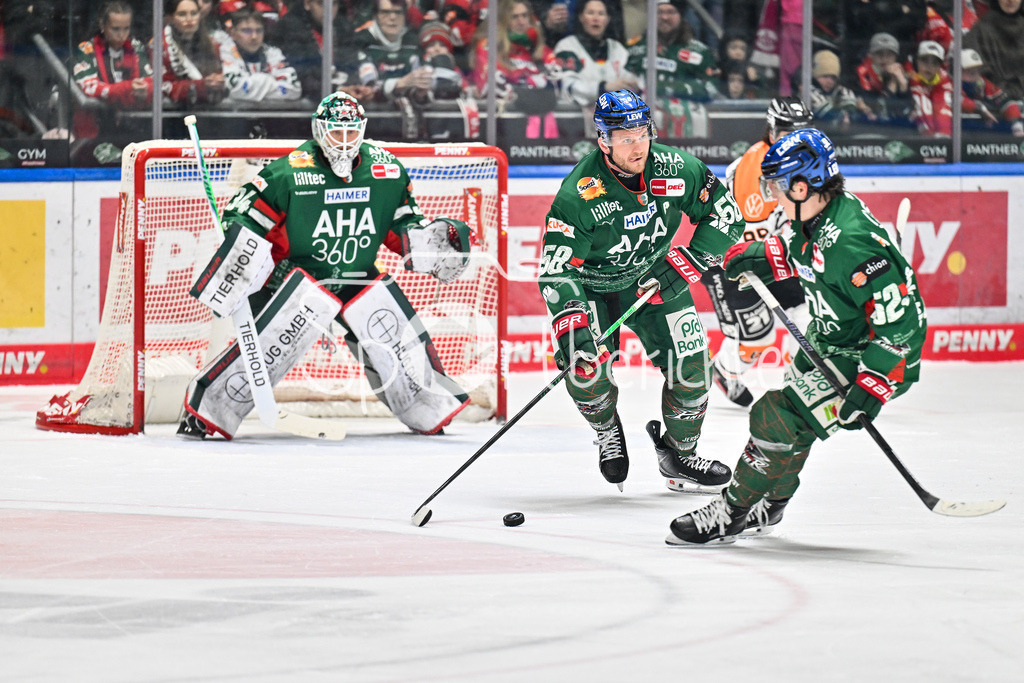 Augsburger Panther - Grizzlys Wolfsburg | AUGSBURG, GERMANY - 15. MARCH: am Puck Maximilian RENNER (Augsburger Panther 58) während dem Match zwischen den Augsburger Panthern und den Grizzlys Wolfsburg am 52. Spieltag der Penny DEL im Curt Frenzel Stadion
