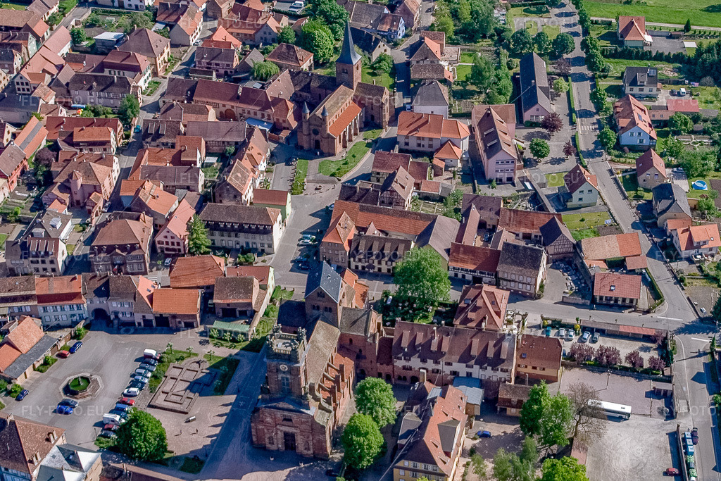 Vue aérienne: Abbatiale Saint-Pierre-et-Saint-Paul à Neuweiler dans le département Bas Rhin, France – .Photo: IMG_10880.jpg prise le 12/05/2008 par Werner Riehm/FLY-FOTO.eu – Résolution de l'original: 2710 x 1807 px – Saint Peter and Saint Paul Abbey
