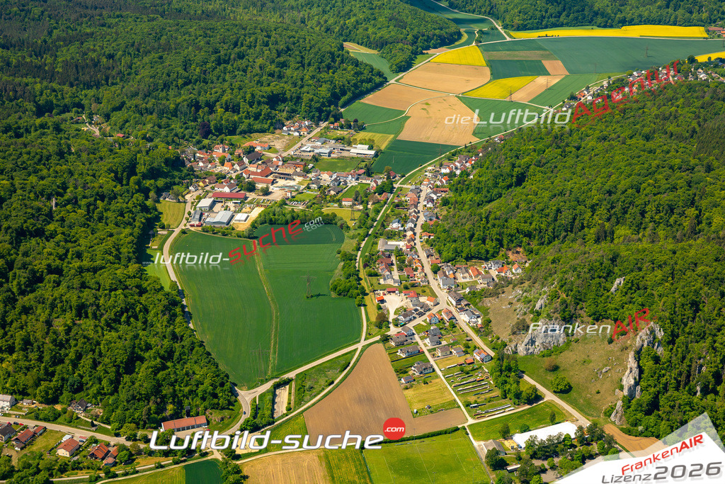 Klassische Luftaufnahme ohne Drohne zeigt:Konstein bei Wellheim - Die Luftbildaufnahme wurde 2025 vom UL-Flugzeug heraus erstellt ( keine Drohne ) - Hochauflösende Luftaufnahme -Nicht vergleichbar mit Google Maps oder Satelittenbilder- Die Geschenkidee !Mit Lizenz und Bildrechte bestellbar