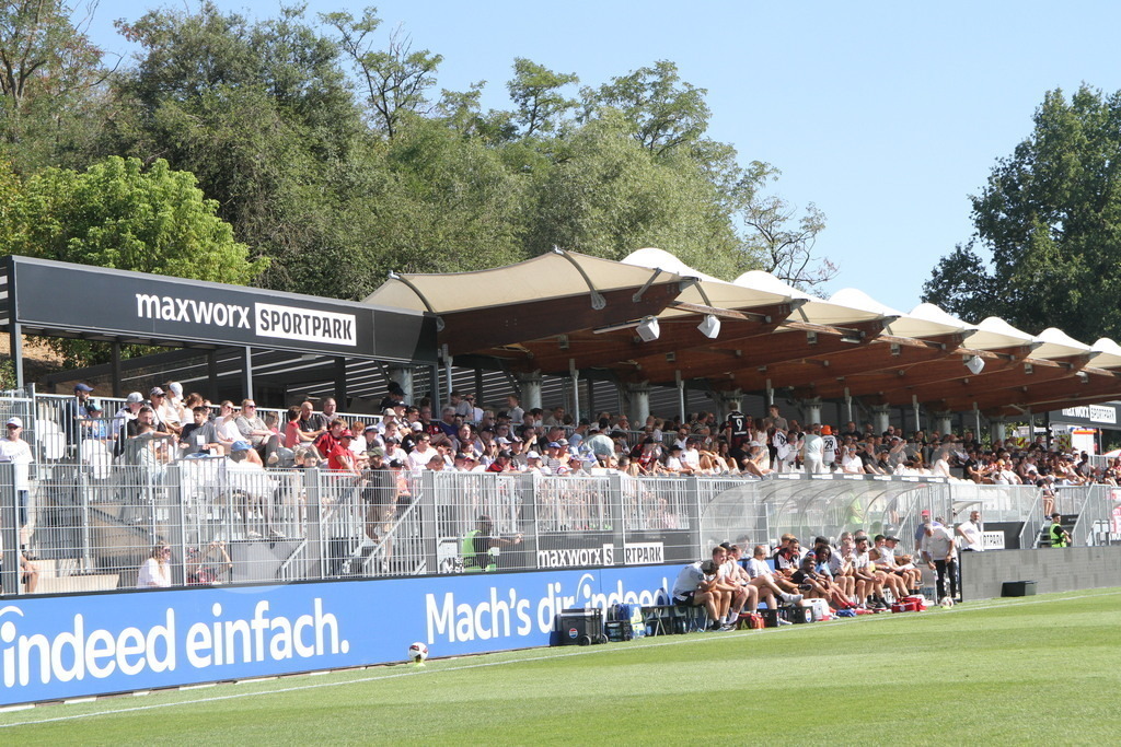 Eintr_Hull_City_08-08-2026 | Eintracht Frankfurt Ersatzbank + Tribüne - Realisiert mit Pictrs.com