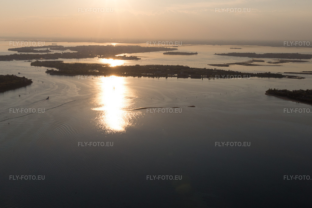 Vue aérienne: Vue de la ville à Punta Sabbioni dans le département Vénétie, Italie. Photo: IMG_098278.jpg prise le 03/04/2017 par Werner Riehm/FLY-FOTO.eu – Résolution de l'original: 5472 x 3648 px