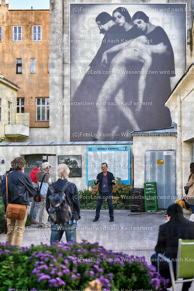 ALP6058_TdBerufsfotografie_Baden_Faber ueber Koppitz | (C)FotoLois.com, Alois Spandl, Tage der NÖ Berufsfotografie in Baden, Rundgang durch die Ausstellung Rudolph Koppitz mit Kunsthändler und Galerist Johannes Faber, Fr 6. Oktober 2023.