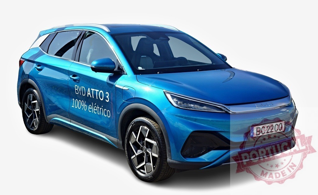 BYD Atto 3 electric SUV posing in studio | Modern electric SUV BYD Atto 3 is posing in a studio setting, showcasing its sleek design and eco-friendly technology - Realisiert mit Pictrs.com