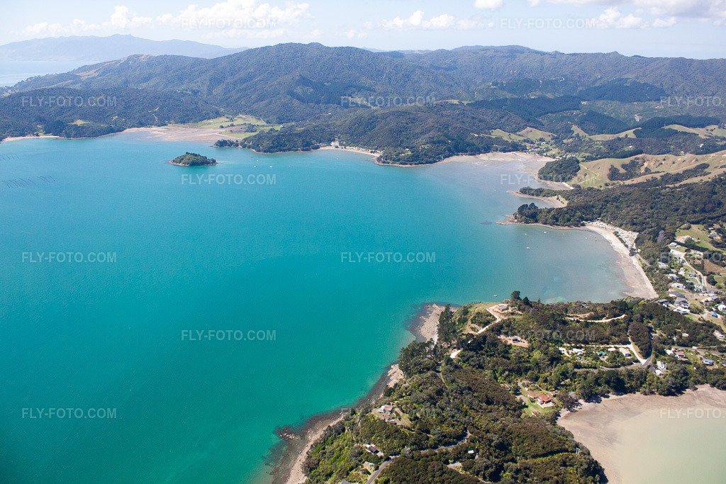 Aerial view: View of the town in the district Wyuna Bay in Coromandel in the state Waikato, New Zealand. – Photo: IMG_55735.jpg taken on 01/12/2013 by Werner Riehm/FLY-FOTO.com – Resolution of the original: 4752 x 3168 px