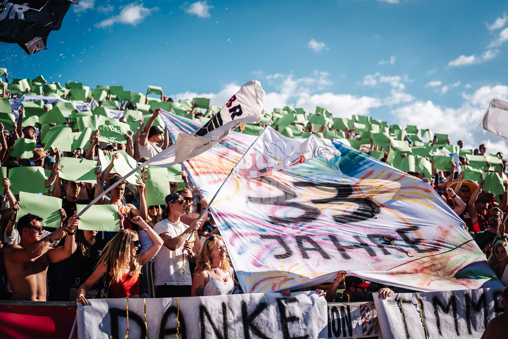 Beachvolleyball | Männer | Deutsche Meisterschaften 2025 Timmendorfer Strand | 06.09.2025 | Choreo der Fangruppe Fraktion Bräune mit der Aufschrift 33 Jahre Danke Timmendorf One Last Dance Pyrotechnik Konfetti Rauchtöpfe