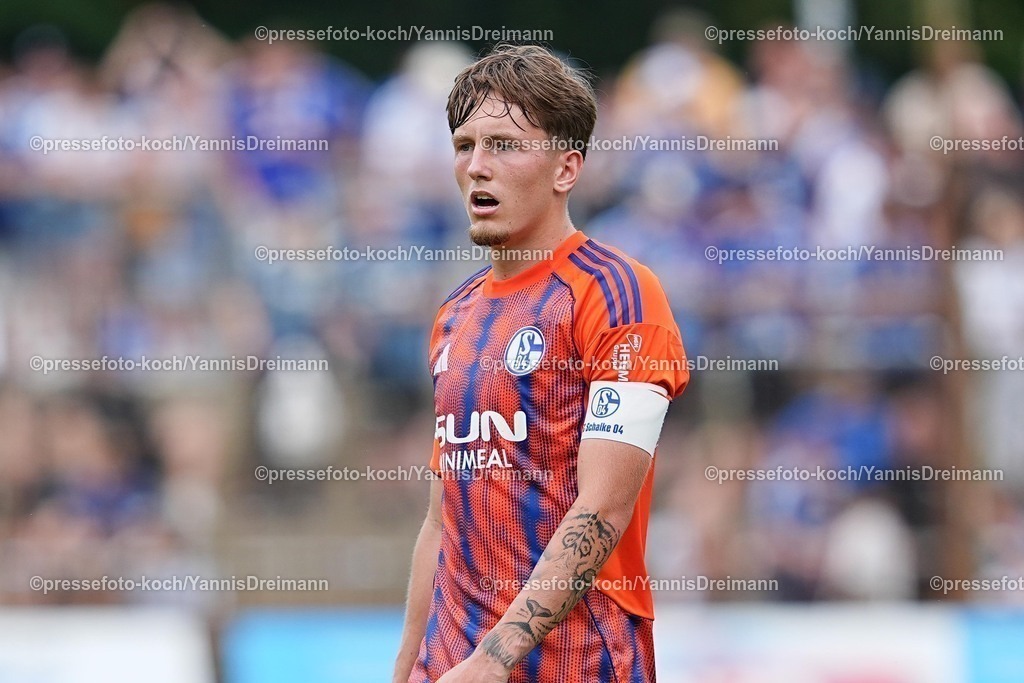 xYDR20072501023 | 20.07.2025, xydrx, Fußball, Rot Weiss Ahlen - FC Schalke 04, Testspiel, Wersestadion: Max Grueger (FC Schalke 04 #37)