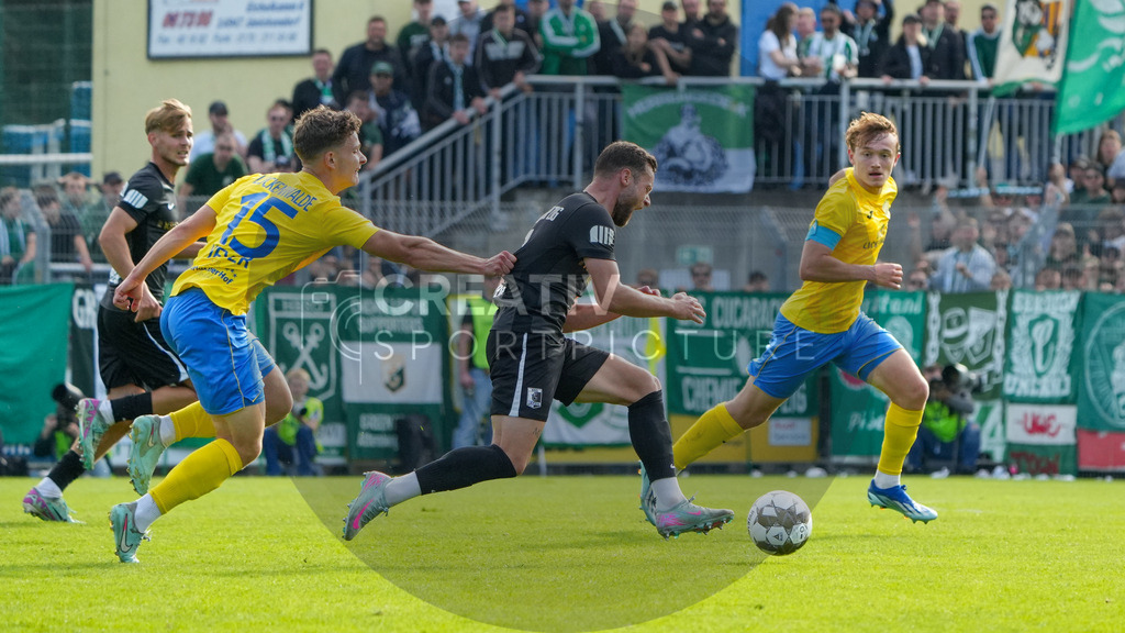 Fußball, Herren, Saison 2025/2026, Regionalliga Nordost, 10. Spieltag, FSV 63 Luckenwalde vs. BSG Chemie Leipzig, Samstag 27.09.2025, Werner-Seelenbinder-Stadion Luckenwalde, | Fußball, Herren, Saison 2025/2026, Regionalliga Nordost, 10. Spieltag, FSV 63 Luckenwalde vs. BSG Chemie Leipzig, Samstag 27.09.2025, Werner-Seelenbinder-Stadion Luckenwalde, Im Bild: Tim Meyer (l. Luckenwalde) zieht am Trikot von Janik Mäder (r. Chemie) - Realisiert mit Pictrs.com