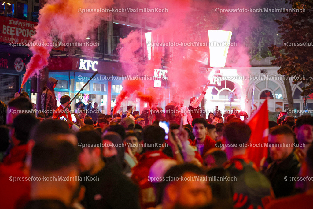 HHmx02072401035 | 02.07.2024, Hamburg, Tausende türkische Fans feiern nach dem Sieg der Türkei auf der hamburger Reeperbahn den Einzug ins Viertelfinale. Es werden jubelnd Rauchtöpfe, bengalos, Blinker, bengalisches Feuer und Feuerwerk gezündet. 