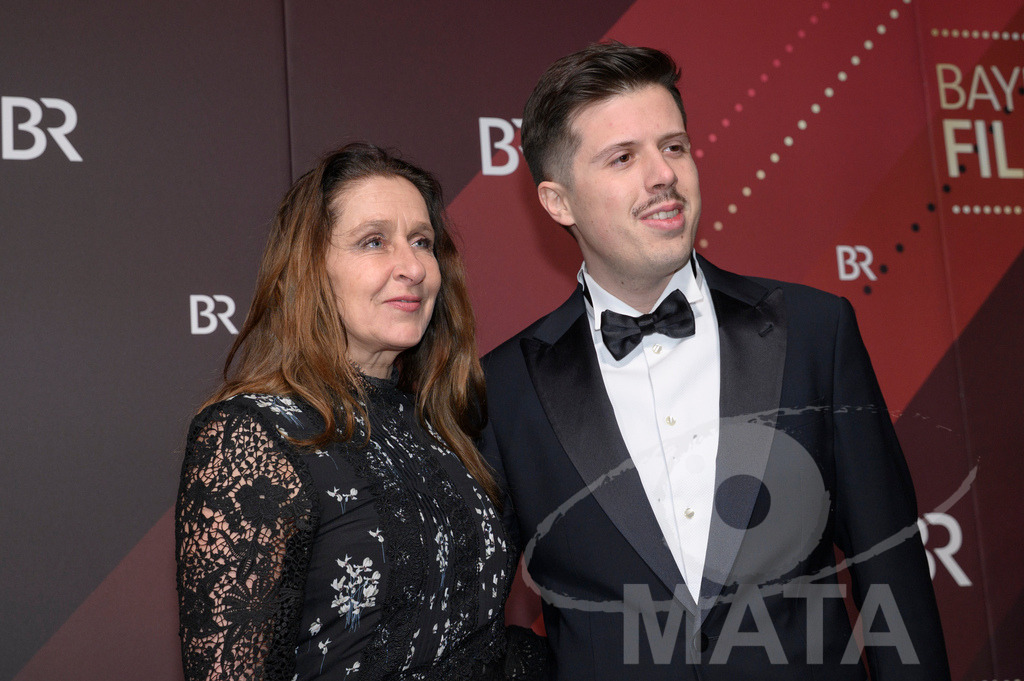 _DWI4887 | Barbara Philipp mit Gast bei der Verleihung des 47. Bayerischen Filmpreises 2026  im Prinzregententheater. München, Deutschland. Der Bayerische Filmpreis wird seit 1979 von der Bayerischen Staatsregierung verliehen, um die Bedeutung des Kinofilms als Kulturgut herauszustellen - Realisiert mit Pictrs.com