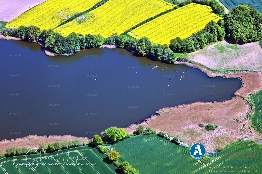 Luftbild Ostseefjord Schlei, Boren-Lindaunis Schleibrücke, Campingplatz Lindaunis, Sportboothafen Lindaunis | Die Region um Lindaunis ist seit der Jungsteinzeit besiedelt, worauf 13 Hünengräber im Gemeindegebiet hinweisen. Im 15. Jahrhundert gehörte das Gut Lindau, das sich an der Nordwestseite des Noors von Lindaunis befindet, der Familie Ratlov und wurde damals Dänisch-Lindau genannt.