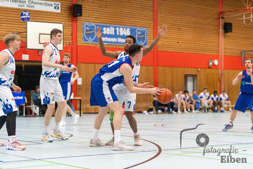 SV Ofenerdiek-TuS Ofen | SV Ofenerdiek (weiß)-TuS Ofen (blau) am 18.02.2024 in Ofenerdiek (Sporthalle Lagerstraße), Deutschland, Photo: Philip Eiben 2023 - Realisiert mit Pictrs.com