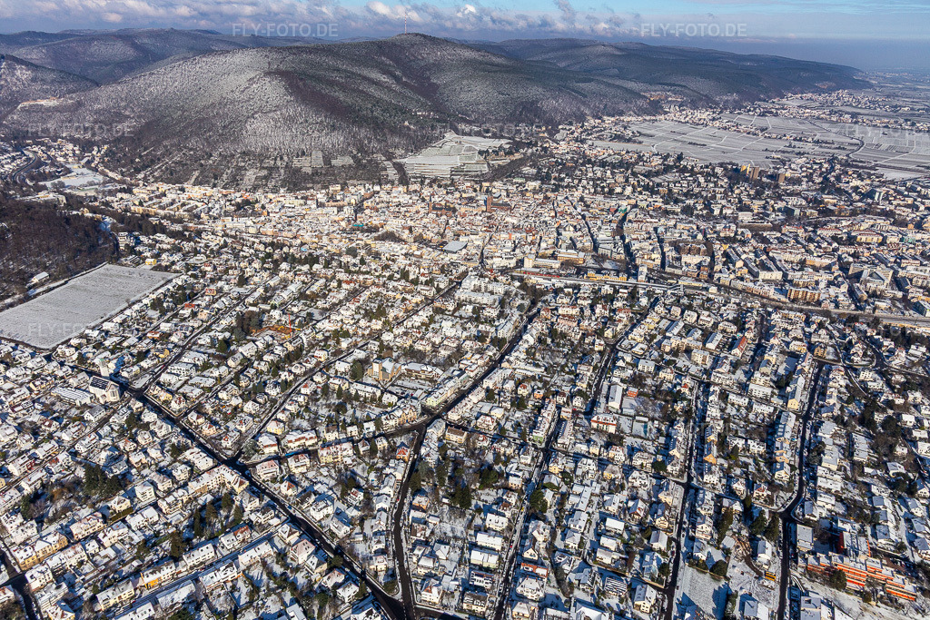Luftbild: Winterluftbild im Schnee in Neustadt an der Weinstraße im Bundesland Rheinland-Pfalz in Deutschland. Foto: IMG_124618.jpg vom 11.02.2021 durch Werner Riehm/FLY-FOTO.de