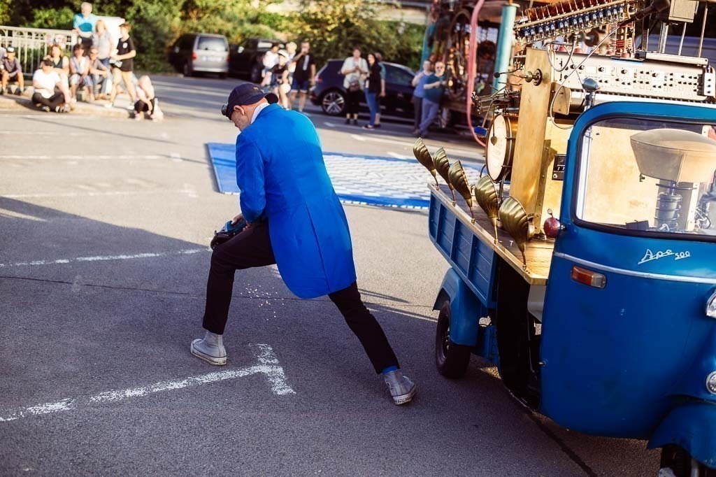 Universal Druckluft Orchester | Das Universal Druckluft Orchester mit Peter Till am Forte Belvedere Leisnig zum Festival Hallo Leisnig 2022. - Realisiert mit Pictrs.com