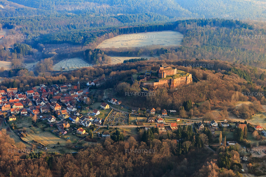 Vue aérienne: Ruines du château de Lichtenberg dans les Vosges du Nord à Lichtenberg dans le département Bas Rhin, France – .Photo: IMG_105278.jpg prise le 25/03/2018 par Werner Riehm/FLY-FOTO.eu – Résolution de l'original: 5472 x 3648 px