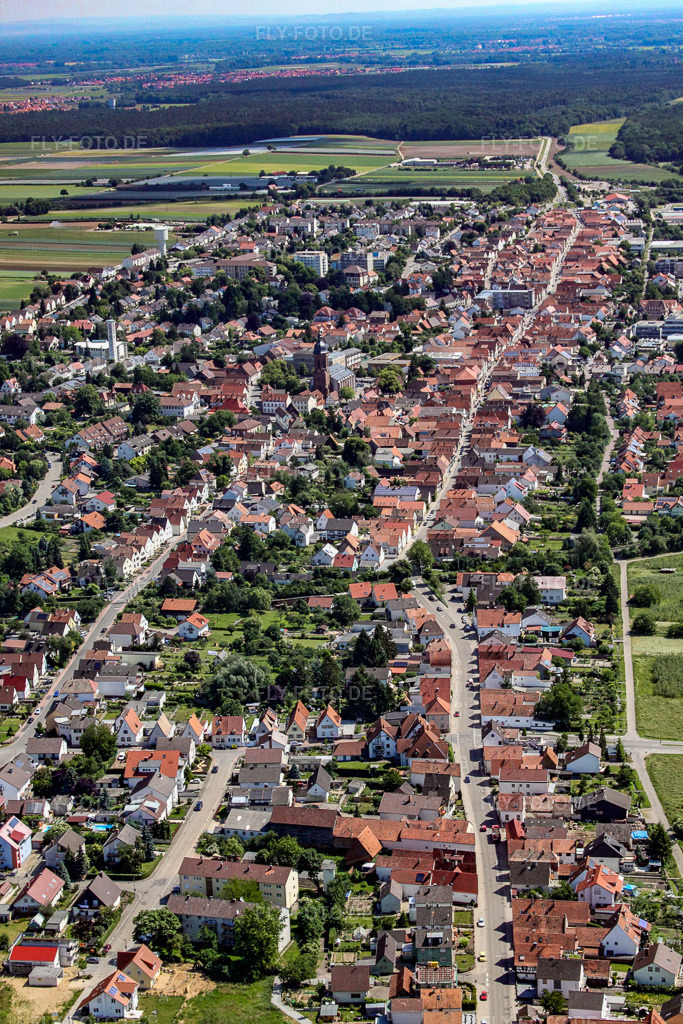 Luftbild: Saarstraße Hauptstraße Rheinstraße von Westen in Kandel im Bundesland Rheinland-Pfalz in Deutschland. Foto: IMG_18564.jpg vom 30.05.2009 durch Werner Riehm/FLY-FOTO.de