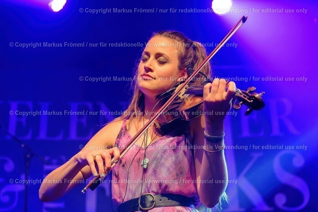 20230728-helen-maier-and-the-folks-020 | Helen Maier &amp; The Folks am Luzern Live Festival. Am Freitag 28. Juli 2023 im Hotel Schweizerhof in Luzern. Helen Maier — Violine / Alexander Graf — Violine, Bratsche / Andreas Gut — Akkordeon / Theo Känzig — Gitarre / Jonas Künzli — Kontrabass / Adrian Böckli — Schlagzeug, Percussion. Foto: Markus Frömml