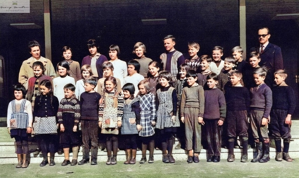 Pfaffenberger Schulkinder 1965 col | Fotoblog Schwarzwald, Foto Blog Wiesental, Pfaffenberg, Winterzauber, Zeller Bergland, Zell im Wiesental, Fotoblog Wiesental, Landschaftsfotos, Bilder Wiesental, Natur, Naturbilder, Fastnacht, Zeller Fastnacht, Zeller Fasnacht, Zeller Bergland, Belchen, - Realisiert mit Pictrs.com