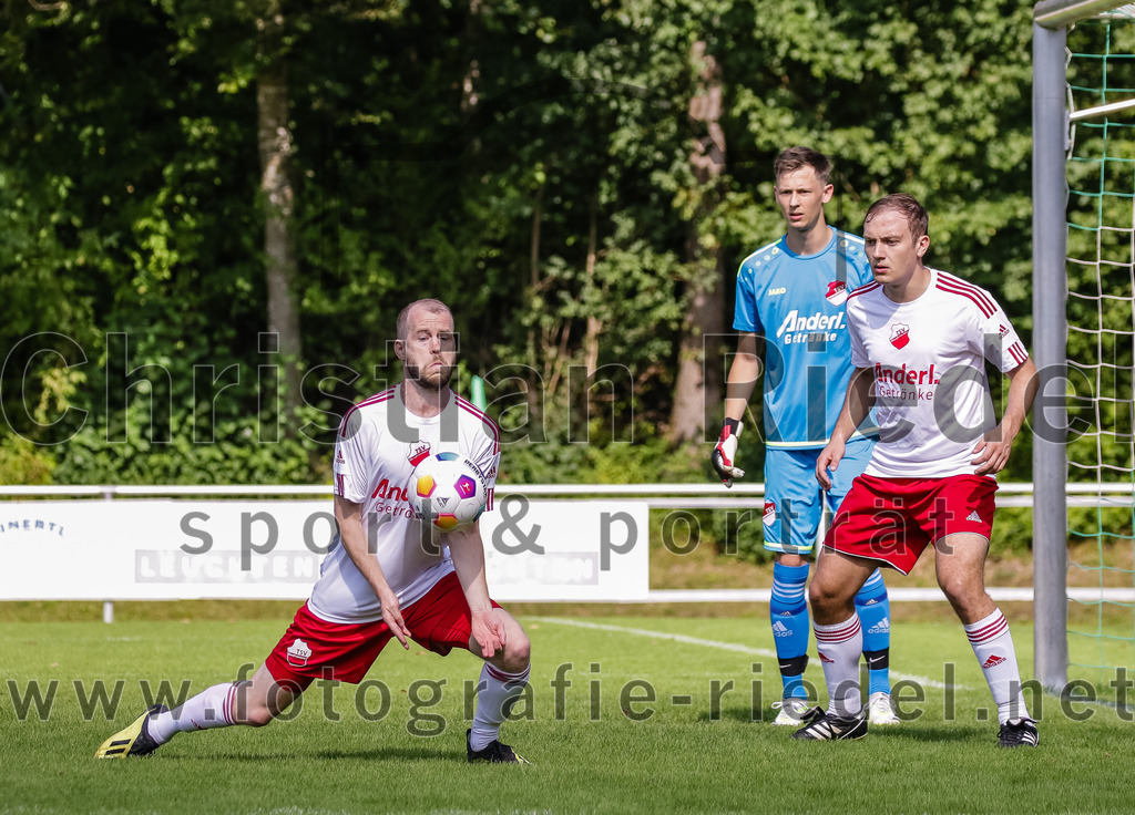 2023-08-26_006_TSV_Ebersberg_gegen_TSV_Oberpframmern | Ebersberg, Deutschland, 26.08.2023:
Fußball, Kreisliga 2023 / 2024, 2. Spieltag, TSV 1877 Ebersberg gegen TSV Oberpframmern, Endergebnis: 5:1

Florian Lechner (TSV Oberpframmern, #6), Torwart Ludwig Huber (TSV Oberpframmern, #1), Tobias Leidl (TSV Oberpframmern, #8)

Foto: Christian Riedel / fotografie-riedel.net