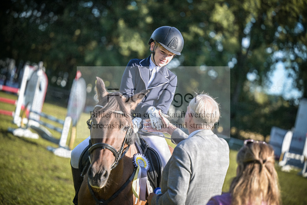DOS_0013 | Entdecke hochwertige Reitturnierfotos von Foto Oger. Professionell, emotional und authentisch – jetzt Lieblingsmomente im Shop bestellen.Deutschlandweite Turnierfotografie. - Realisiert mit Pictrs.com
