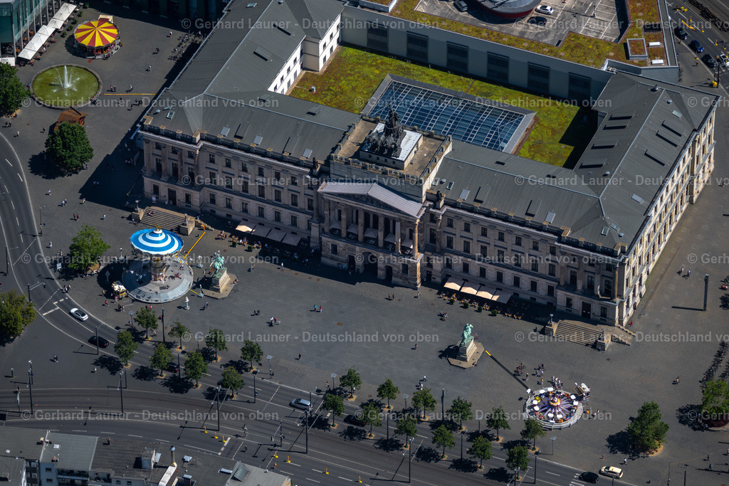 4035721 | BRAUNSCHWEIG 31.07.2020 Gebäude des Nachbaus des Braunschweiger Schloss mit Quadriga am Schloßplatz in Braunschweig im Bundesland Niedersachsen. // Reproduction of the Braunschweiger Palace on place Schlossplatz in Braunschweig in the state Lower Saxony. Foto: Gerhard Launer