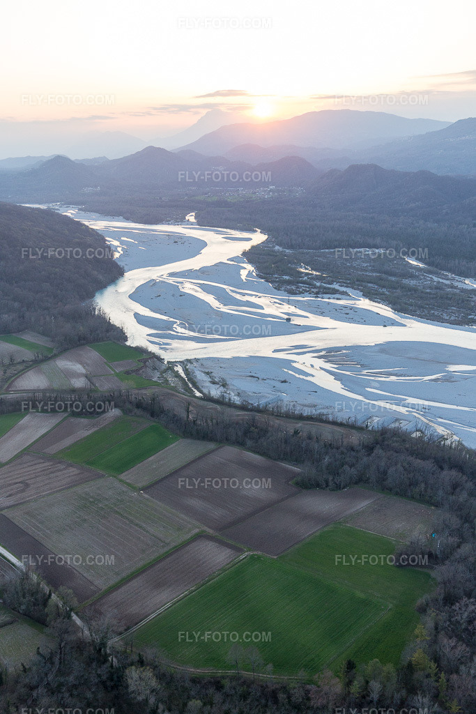 Aerial view: View of the town in Cimano in the state Friuli Venezia Giulia, Italy. – Photo: IMG_105616.jpg taken on 04/07/2018 by Werner Riehm/FLY-FOTO.com – Resolution of the original: 3648 x 5472 px