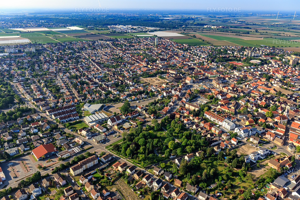 Luftbild: Stadtansicht von Nordosten in Mutterstadt im Bundesland Rheinland-Pfalz in Deutschland. Foto: IMG_114207.jpg vom 26.05.2019 durch Werner Riehm/FLY-FOTO.de