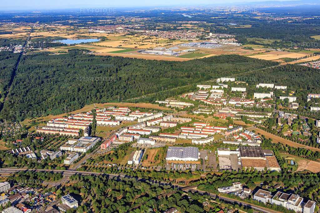 Luftbild: Ortsansicht von Nordosten im Ortsteil Oberreut in Karlsruhe im Bundesland Baden-Württemberg in Deutschland. Foto: IMG_083906.jpg vom 26.07.2015 durch Werner Riehm/FLY-FOTO.de