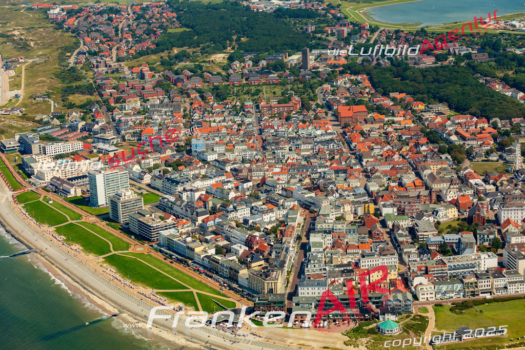 Friedrichstrasse Norderney Bild- Das Luftbild wurde 2025 vom UL-Flugzeug heraus erstellt ( keine Drohne bzw. Drohnenaufnahme ) - Hochauflösende Luftaufnahme -Nicht vergleichbar mit Google Maps oder Satelittenbilder- Die Geschenkidee !Mit Lizenz und Bildrechte bestellbar - CC
