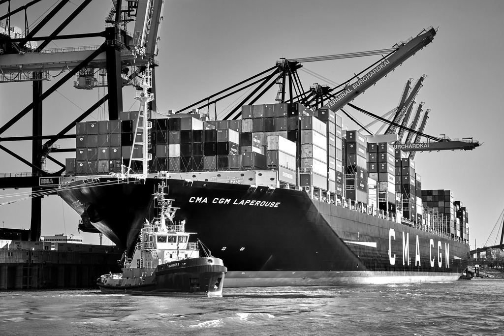 hamburger hafen containerschiff und schlepper im waltershofer hafen containerterminal burchardkai bild in schwarzweiss auf leinwand | Kaufen Sie Hamburg Bilder und Hamburg Fotos auf Leinwand, Acrylglas, Alu-Dibond, oder als Poster in Hamburgs großer Onlinegalerie. Elbphilharmonie Bilder, Hamburger Hafen, Speicherstadt, Alster und viel mehr.