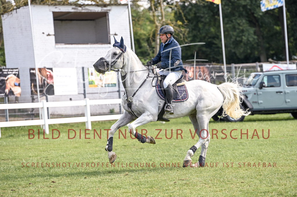 Schugtsche-Düren.2024-10.Springprf.M_-8 | Schugtsche Fotografie - Realisiert mit Pictrs.com