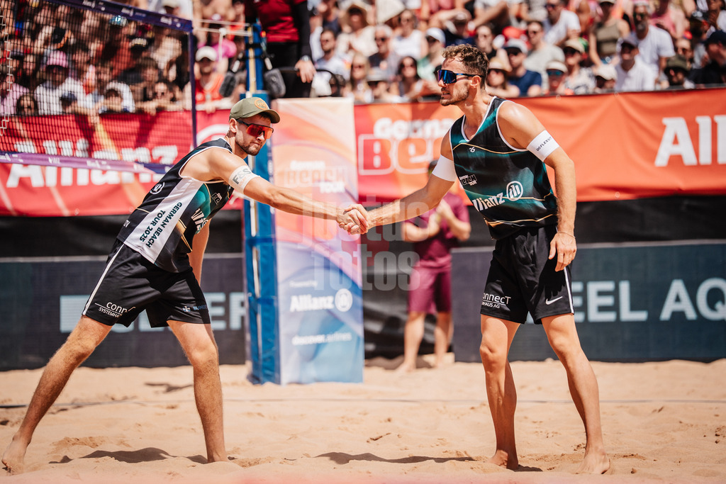 Beachvolleyball | Männer | Allianz German Beach Tour 2025 | Tourstop München | 13.07.2025 | v.l. Benedikt Sagstetter und Jonas Sagstetter geben sich die Hand