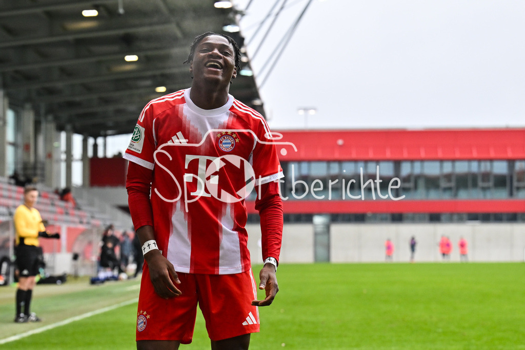 FC Bayern München - Hannover 96 | MUNICH, GERMANY - 15. FEBRUARY: Jubel der Bayern nach dem Treffer zum 3-1 durch Uzorchukwu EGWUATU (FC Bayern München U19 13) / Tor / Torschuetze / Freude / Happy während dem Spiel zwischen der U19 des FC Bayern München und der U19 von Hannover 96 am 2. Spieltag der Hauptrunde der U19-DFB-Nachwuchsliga am FC Bayern Campus