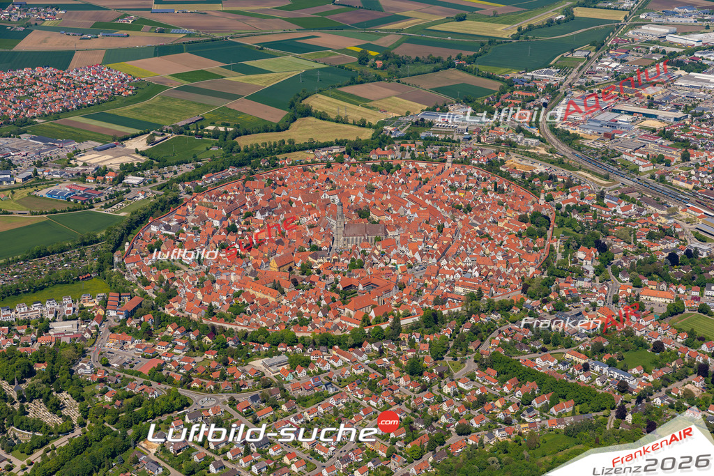 Die Luftaufnahme Altstadt - Nördlingen wurde 2021 mittels Flugzeug (keine Drohne) erstellt. Hohe Auflösung -für große Poster und Wandbilder geeignet!