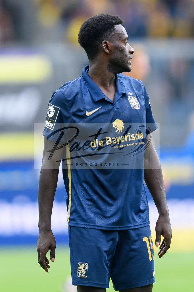EBSTSV20210828_079 | Fussball, Herren: Merveille Biankadi (TSV 1860 Muenchen) enttaeuscht beim Spiel der 3. Liga zwischen Eintracht Braunschweig und TSV 1860 Muenchen im Eintracht-Stadion am 28.08.2021 in Braunschweig, Deutschland.DFB / DFL REGULATIONS PROHIBIT ANY USE OF PHOTOGRAPHS AS IMAGE SEQUENCES AND/OR QUASI-VIDEO. - Realisiert mit Pictrs.com