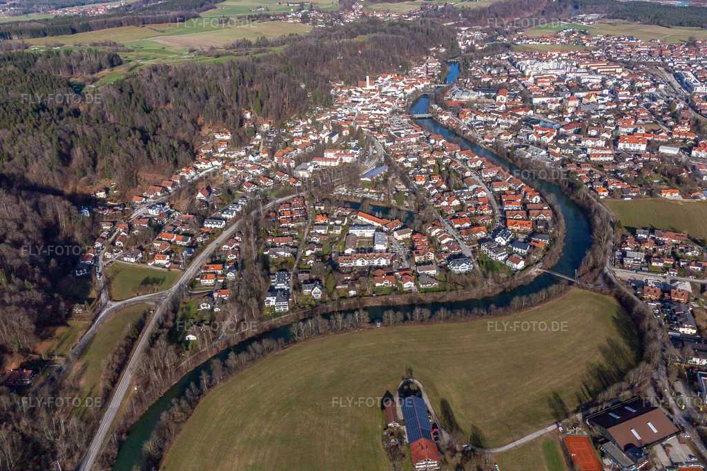 Luftbild: In der Schleife der Loisach in Wolfratshausen im Bundesland Bayern in Deutschland. Foto: IMG_139501.jpg vom 27.12.2023 durch Werner Riehm/FLY-FOTO.de