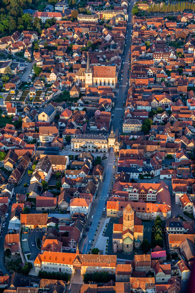Aerial view: Rue du Gén de Gaulle with Porte basse ou Porte de la Vierge, Tour de l'Ecole, Tour de l'Horloge ou Zittgloeckel and Eglise catholique Saint-Etienne in Rosheim in the state Bas-Rhin, France. – Photo: IMG_137985.jpg taken on 08/19/2023 by Werner Riehm/FLY-FOTO.com – Resolution of the original: 3648 x 5472 px – Bienvenue à Rosheim